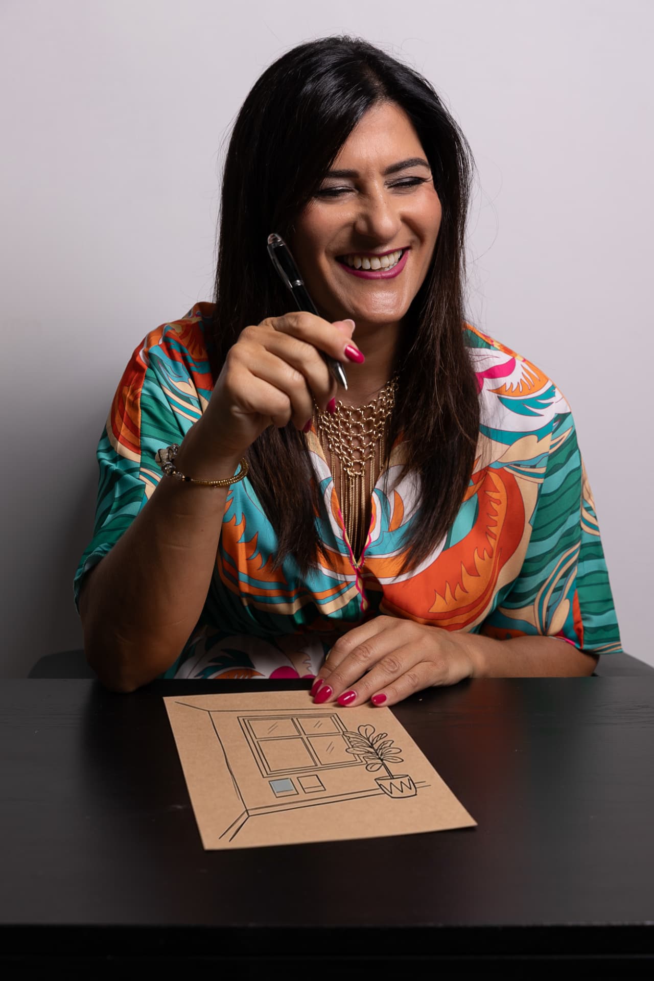 Antonella Calamari disegna la disposizione di un ambiente